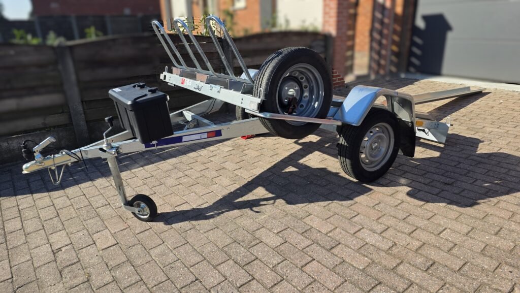Motortrailer van DG Trailers voor het vervoeren van motoren