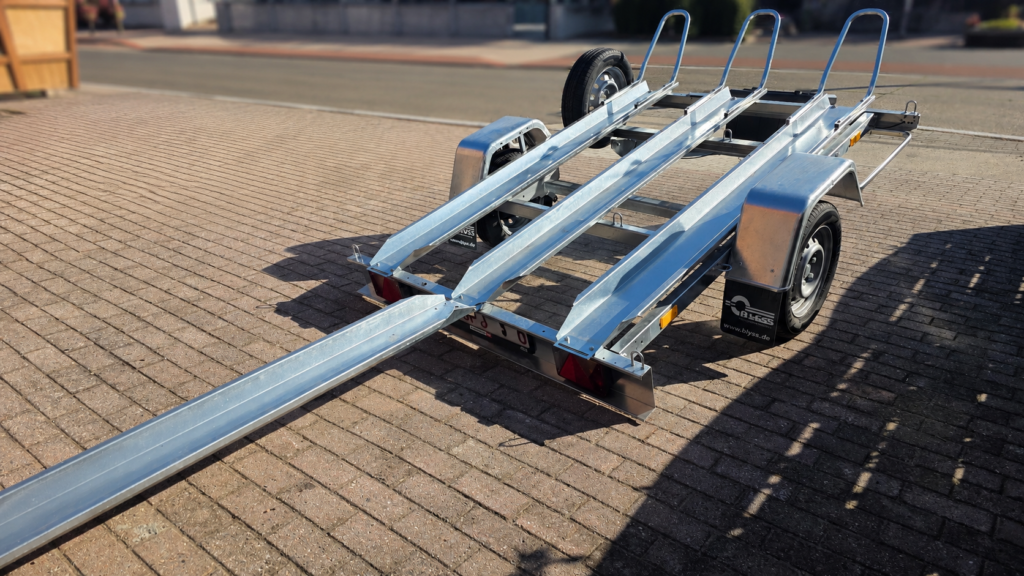 Motortrailer met oprijplaat voor het laden van motoren bij DG Trailers