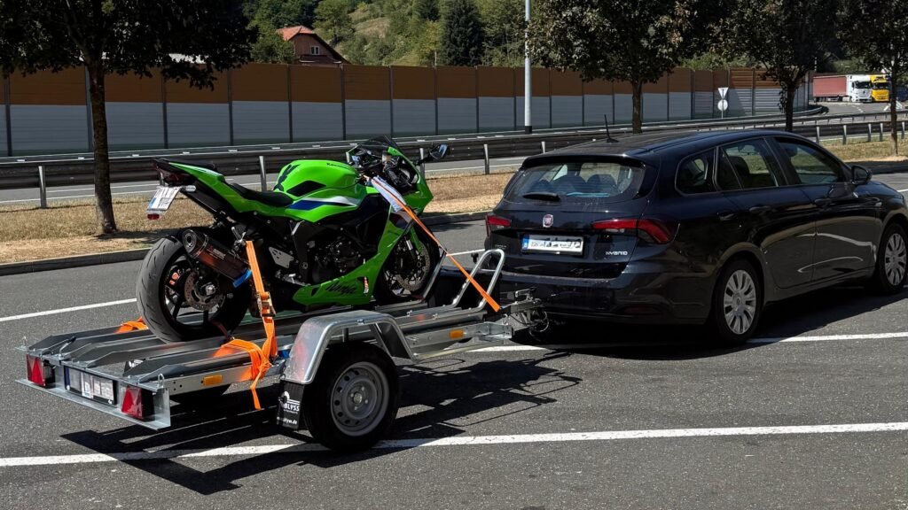 Motor op motortrailer van DG Trailers voor veilig transport